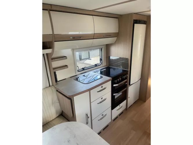 LMC Lord Brillant 700 Queensbed | Airco, Mover  foto: 9