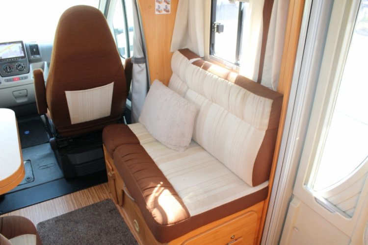 Adria Coral S 670 SLT , Halve-dinette, zijbank ,  2 draaistoelen, enkele-bedden- laag , airco, Bj. 2010 Marum ( Groningen ) foto: 14