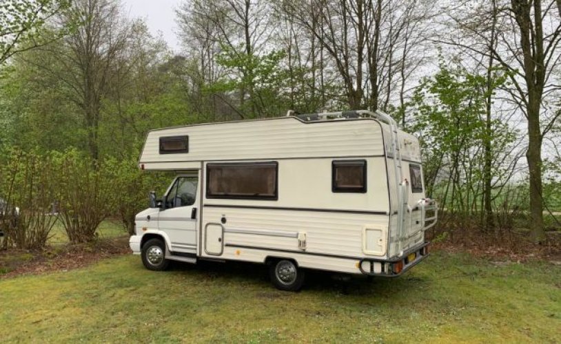Peugeot 4 pers. Rent a Peugeot camper in Hulst? From € 85 pd - Goboony photo: 1