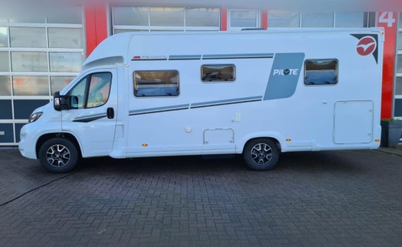 Other 4 pers. Rent a pilot camper in Nijkerk? From € 158 pd - Goboony photo: 1