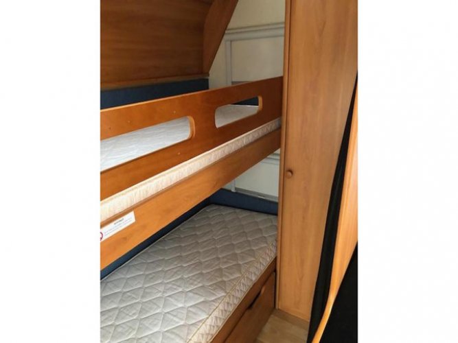 Hobby De luxe Easy 560 KMfe stapelbed en frans bed foto: 7