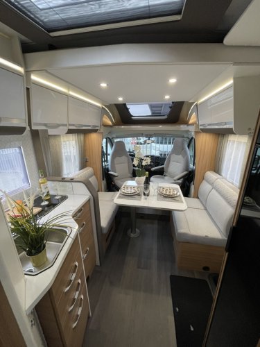 Adria Matrix Plus 670 QUEENSBED+HEFBED LUCHTVERING DAKAIRCO foto: 11