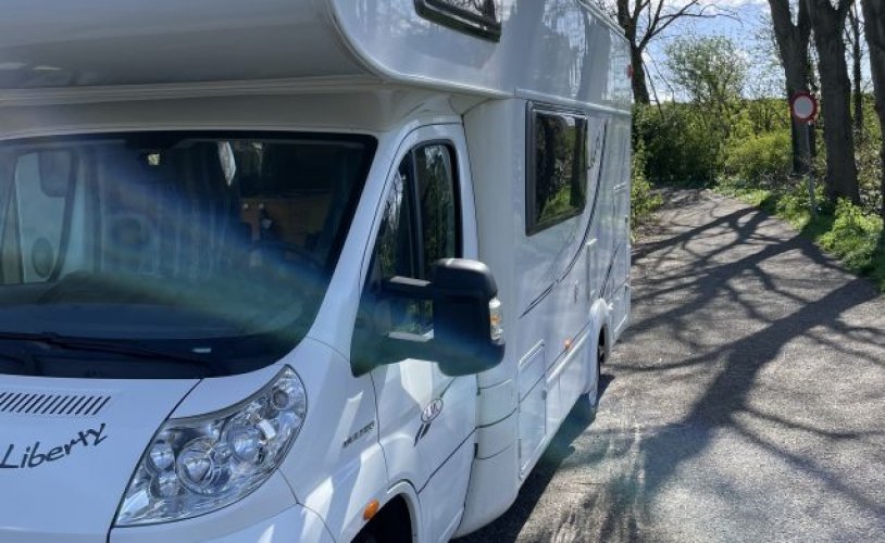 LMC 6 pers. Rent a LMC motorhome in Schoonhoven? From € 85 pd - Goboony photo: 1