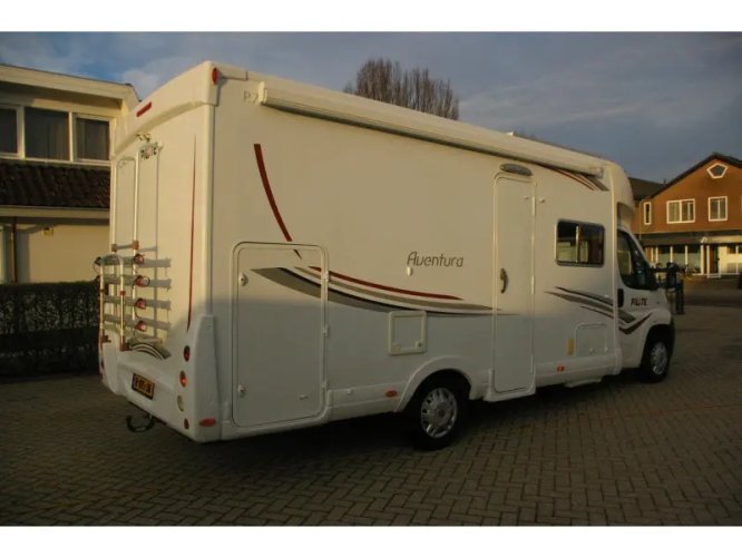 Pilote Aventura P 716 XLP Dwarsbed, Hefbed, garage 