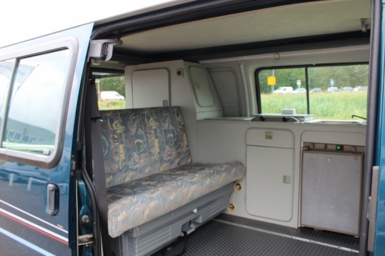 Ford Transit, Compact bus-camper met Hefdak, op diverse plekken bijgewerkt. Alleen geschikt voor iemand die er zelf iets aan kan doen. Marum foto: 5