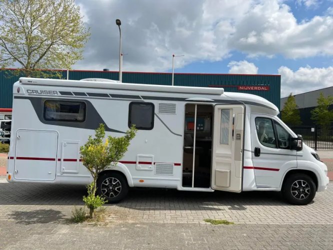 LMC Cruiser T 732 G Lengte bedden + Dakairco 