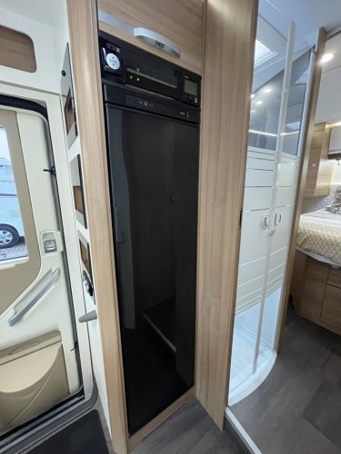 Adria Matrix Plus 670 QUEENSBED+HEFBED LUCHTVERING DAKAIRCO foto: 8