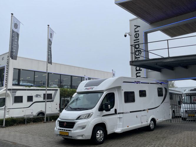 Adria Pilote Essentiel P746 QUEENSBED + HEFBED XXL GARAGE