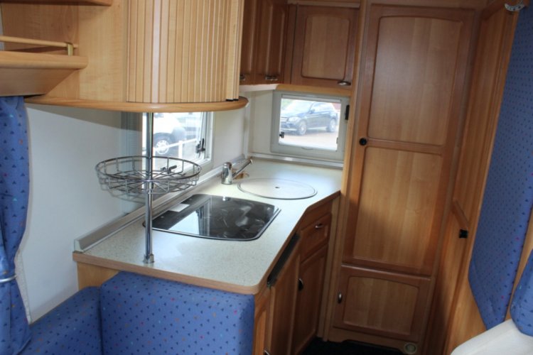 Bürstner i 572 integraal 122 pk, 4 pers dinette, hefbed, nette camper voor zijn leeftijd, Bj. 2002 Marum Groningen foto: 15