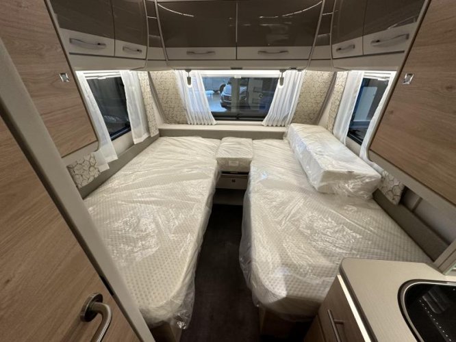 Dethleffs Nomad Avantgarde 460 EL ex-verhuur / lengtebedden  foto: 16