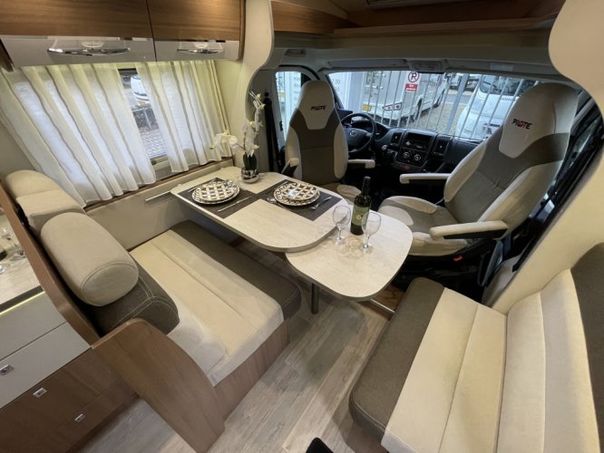 Adria Pilote Essentiel P746 QUEENSBED + HEFBED XXL GARAGE foto: 1