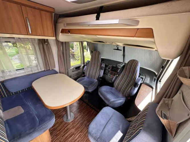 Hymer B674 CL Enkele bedden + Hefbed  foto: 10