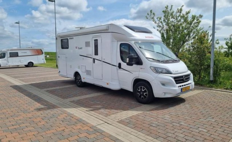 Dethleff's 3 pers. Rent a Dethleffs camper in Joure? From € 142 pd - Goboony photo: 0
