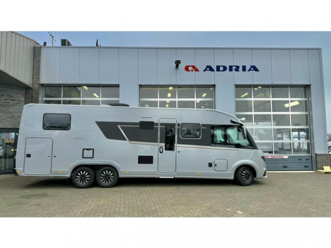 Adria Super Sonic 890 LL op Mercedes-Benz